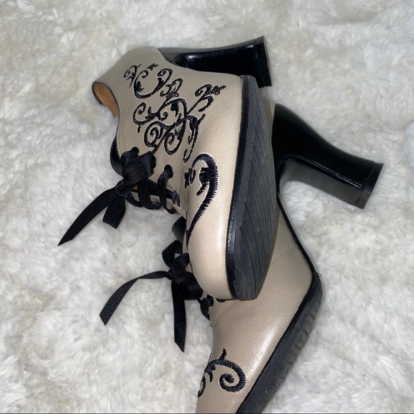 John Fluevog embroider close toe shoe size 7 1/2 - Picture 15 of 16